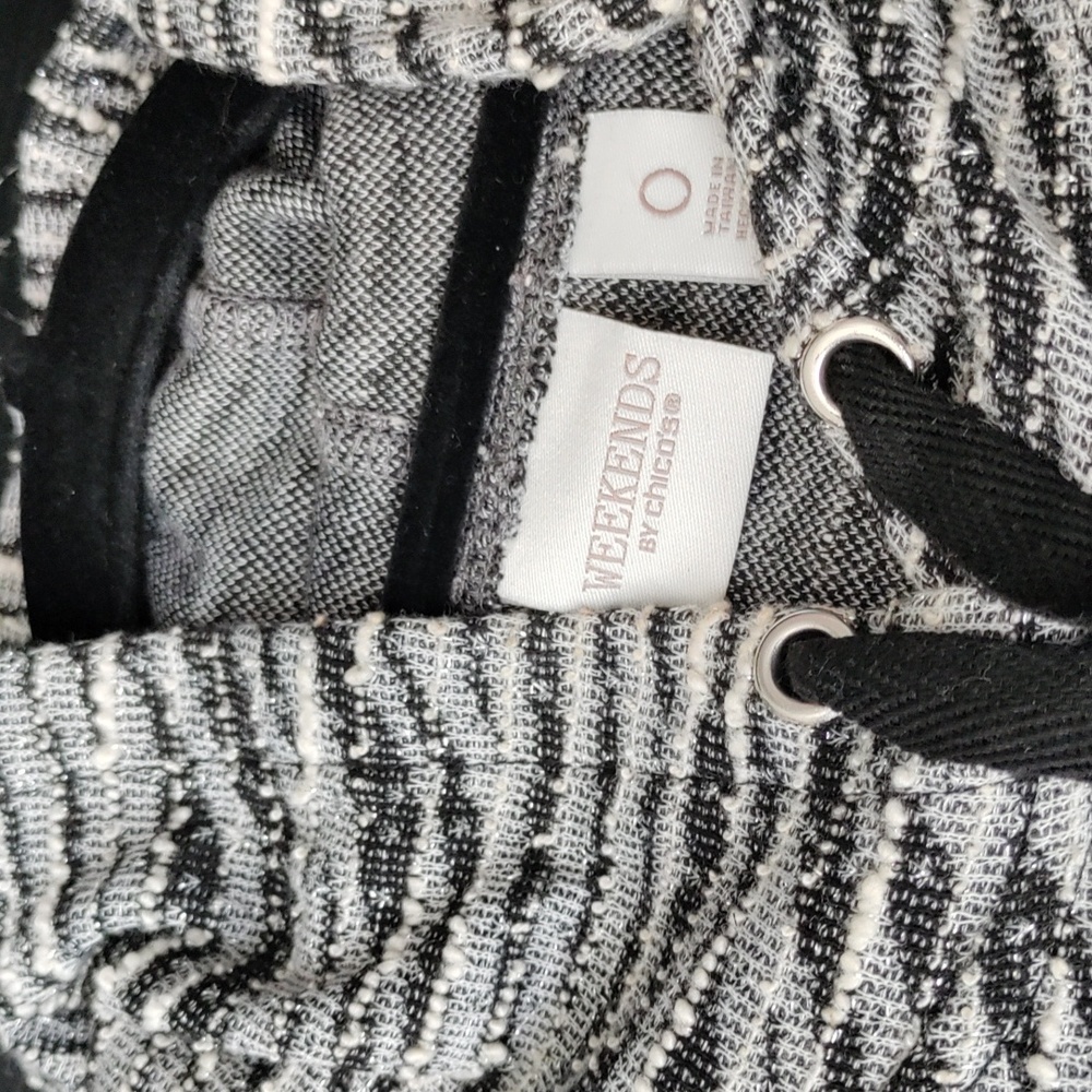 🦋 Chicos Hoodie Knit Top Size “O”Black White